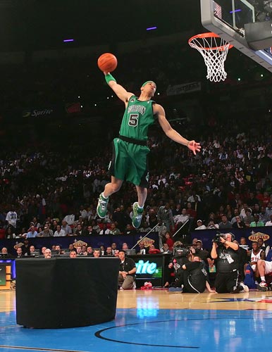  拉文扣篮大赛级表演，公牛击败活塞结束三连败困境